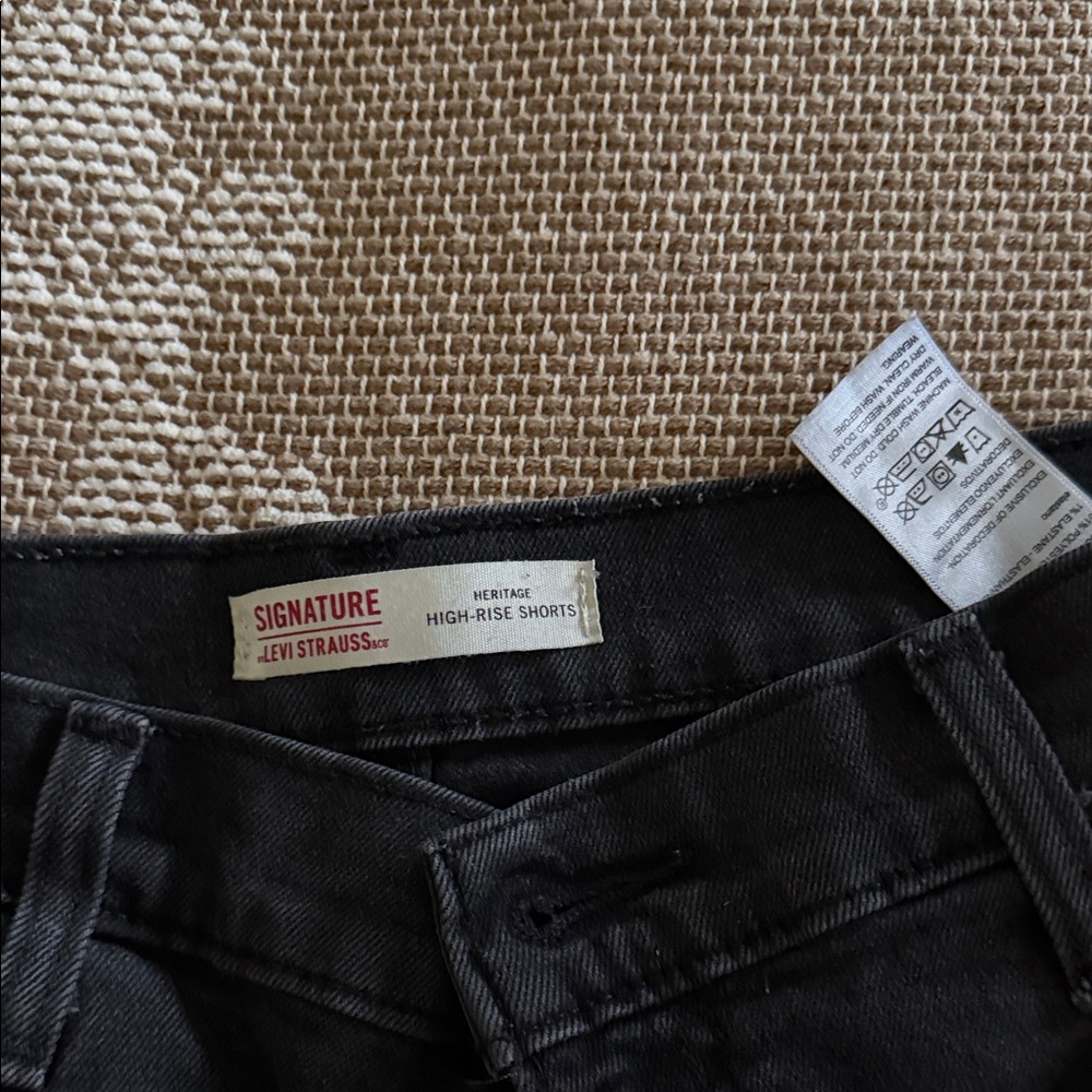 Levi Heritage High rise Black Denim Shorts - Picture 2 of 3